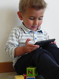 Enfant avec tablette Ipad, ondes electromagnetiques